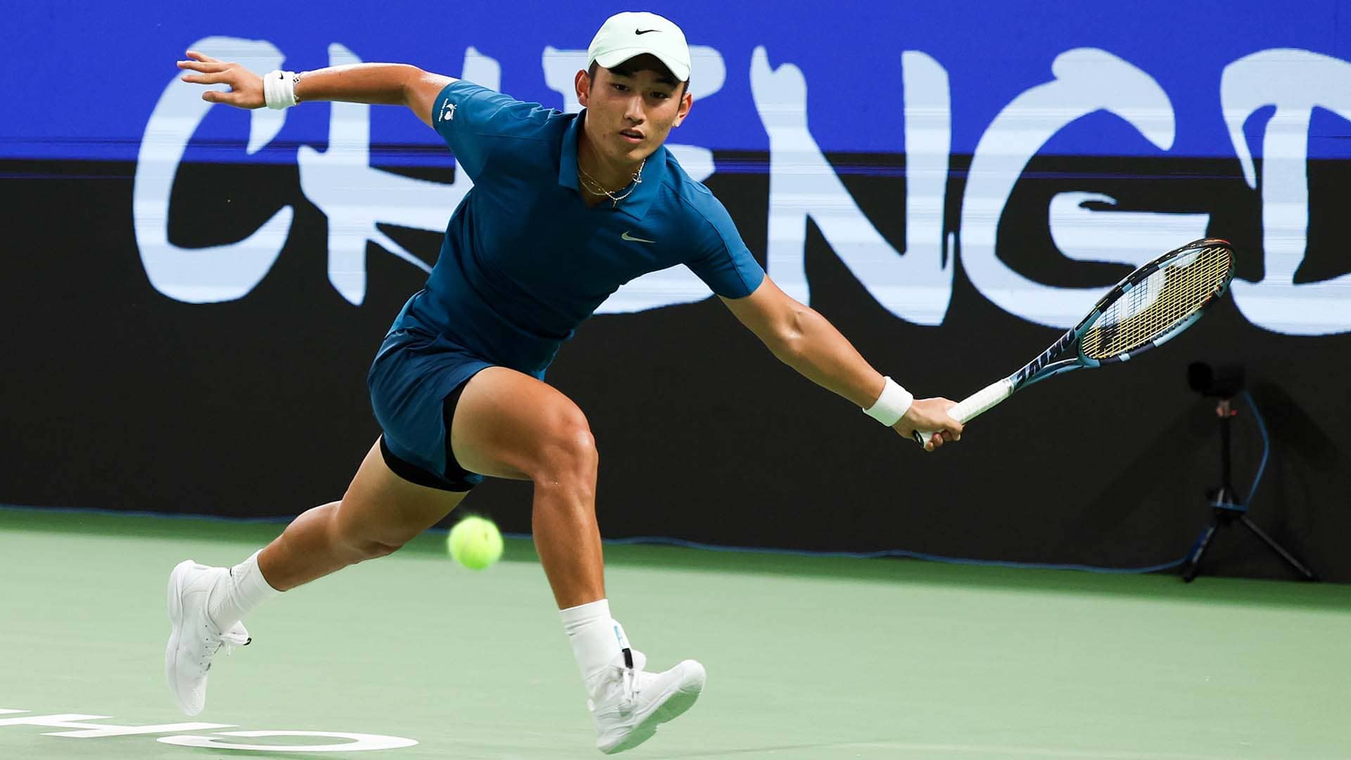 Home star Shang earns first win since surgery, starts Chengdu title defence