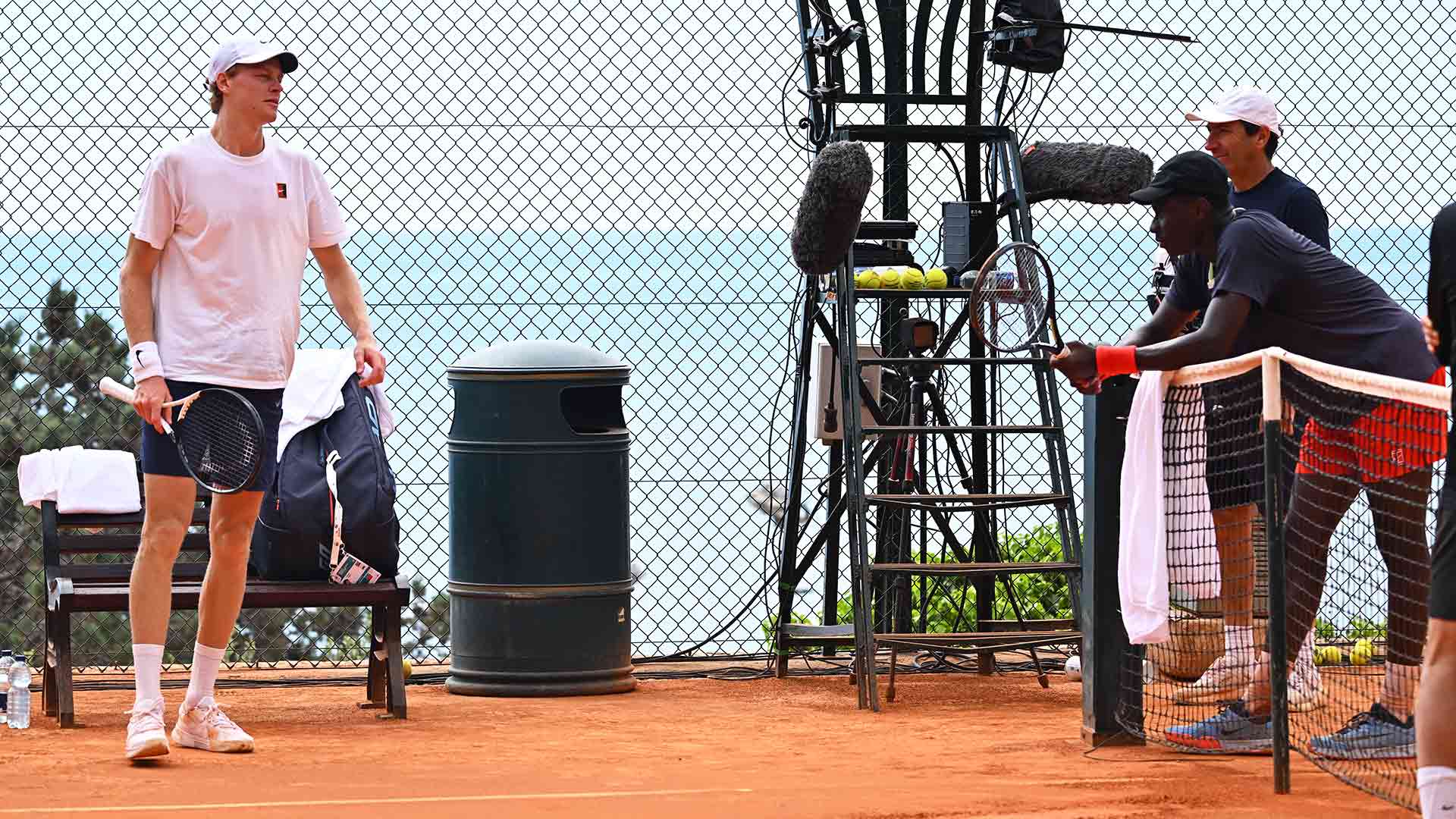 Sinner hits with Kouame, 17, in Monte-Carlo